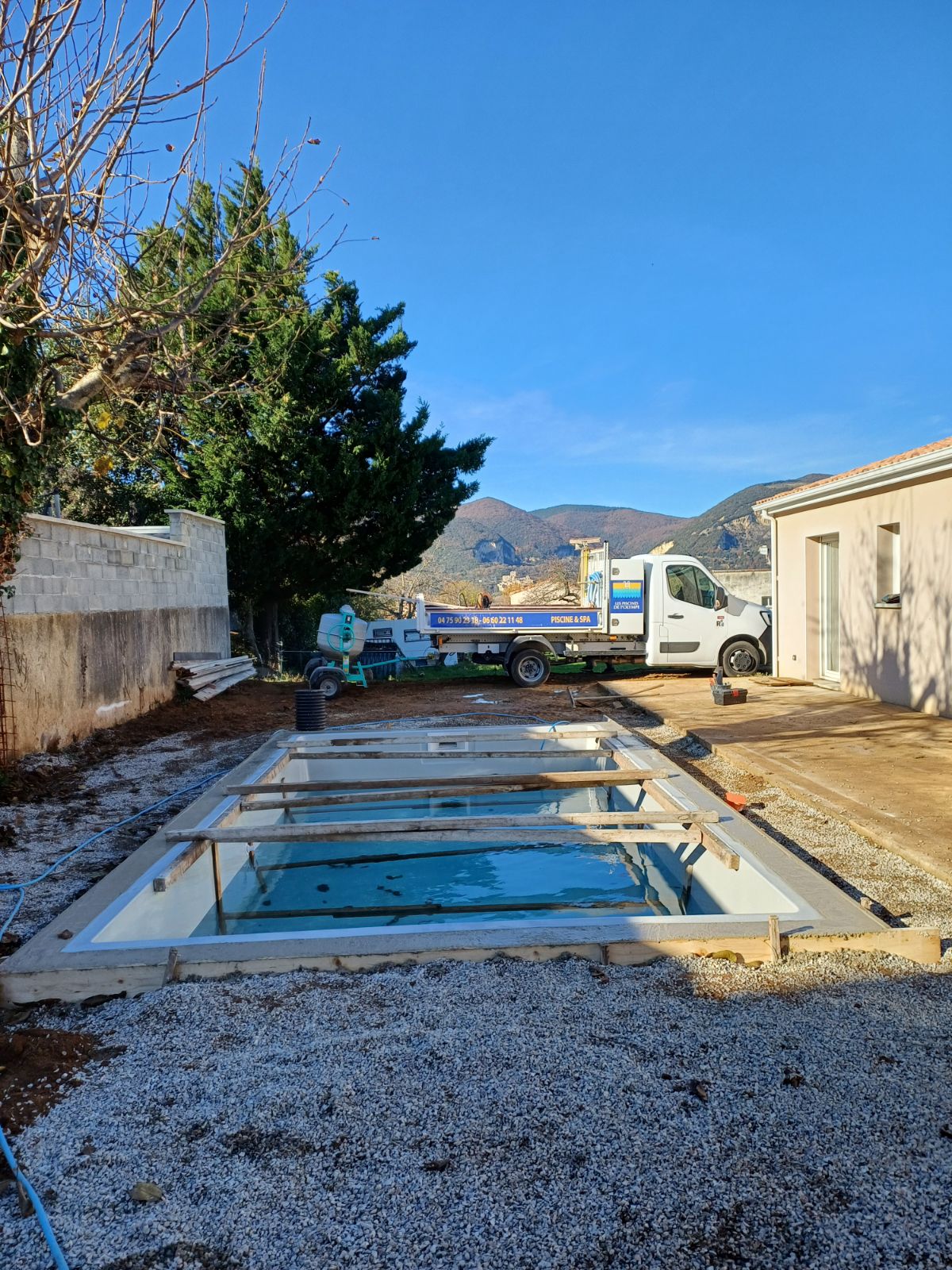 Dernière piscine de l'année posée à La Coucourde.